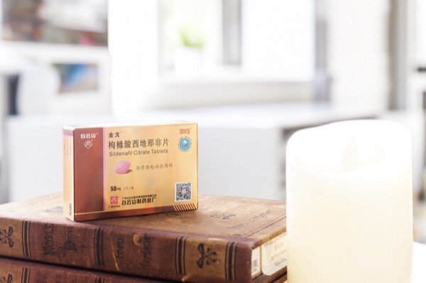 性健康与避孕：为什么正确选择至关重要？在当今社会，性健康和避孕是每个成年人都需要重视的话题。正确的选择，不仅可以保障双方的性福，还能有效预防意外怀孕带来的困扰。今天，我们就来聊聊这个话题，并以白云山金戈（枸橼酸西地那非片）为例，探讨一下如何在保障性健康的同时，做好避孕工作。金戈，这个国内首个获得伟哥商标授权的西地那非品牌，2023年全国销量第一，其实已经给出了答案。这款粉红色的小药丸，不仅帮助无数男性解决了勃起功能障碍的问题，同时也为他们的性生活增添了信心和安全感。